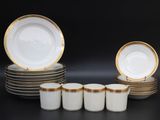 beaucoup d'assiettes et de tasses sur une table