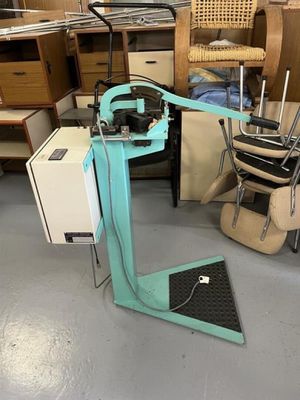 une machine posée sur le sol d'une pièce