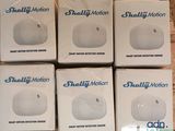 six petites boîtes contenant des petites boules qui roulent, posées sur une surface en bois