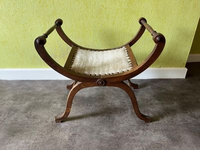une petite chaise en bois avec une assise tressée