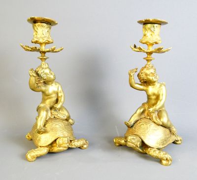 paire de bougeoirs anciens en laiton ornés de chérubins