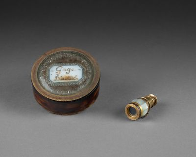 Boîte en écaille, le couvercle marqué Gage d'amitié dans un … - Photo 1