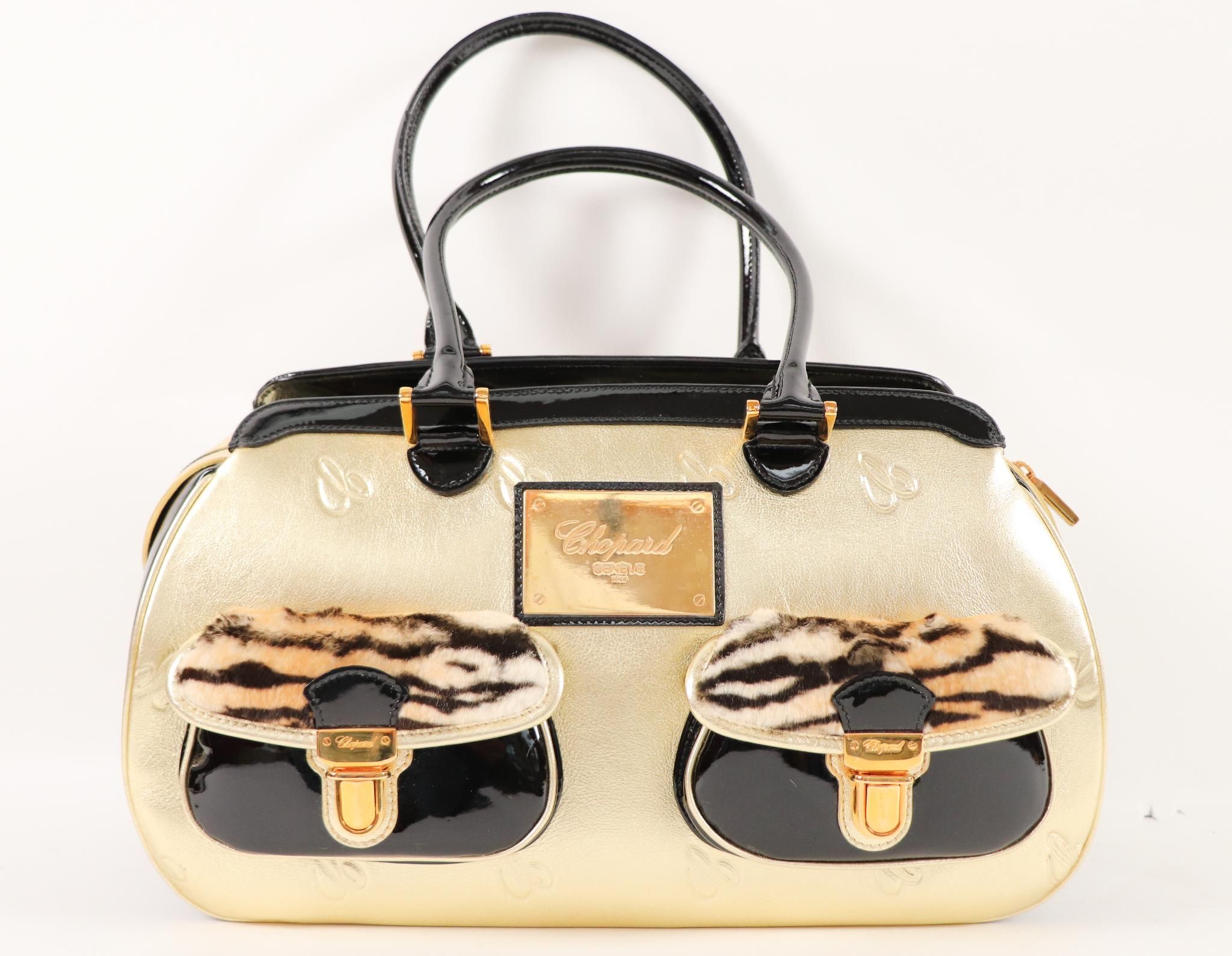 CHOPARD Sac à main en fausse fourrure et cuir doré, intérieu…
