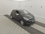 la petite voiture est garée dans le garage sur le sol en damier