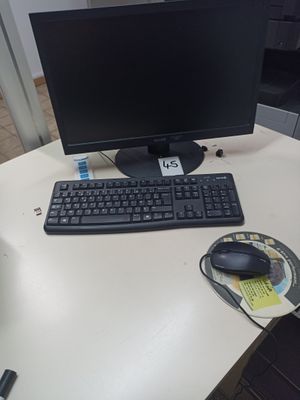 une photo d'un bureau d'ordinateur avec un clavier et une souris