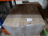 une pile de boîtes sur une palette dans un entrepôt