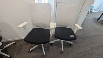 deux chaises de bureau placées l'une à côté de l'autre