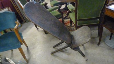 plusieurs chaises et une table dans une pièce avec beaucoup de meubles