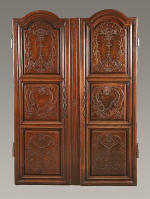 une paire de portes en bois sculpté