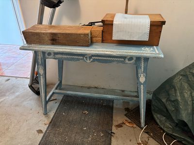 une petite table sur laquelle est posée une boîte en bois