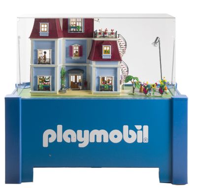 Le Playmobil se trouve dans une vitrine avec une maison de poupées