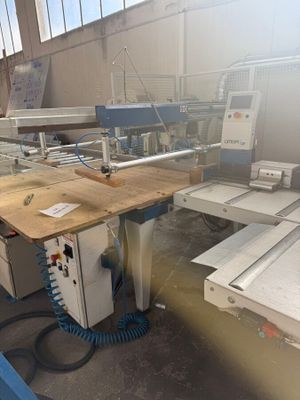 une photo d'un atelier d'usinage où se trouvent de nombreuses machines