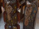 deux statues en bois représentant des personnes debout côte à côte