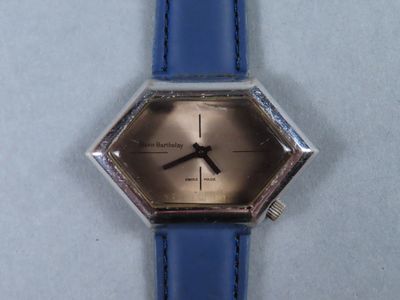 une montre bleue avec un cadran argenté et un bracelet bleu