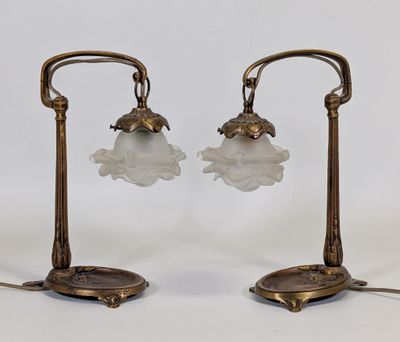 paire de lampes de table anciennes en laiton avec des abat-jours en verre dépoli