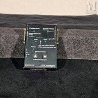 une télécommande posée sur un lit