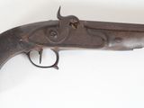 un vieux fusil sur une surface blanche avec un fond blanc