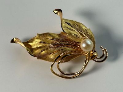 Broche Feuilles en or 750 millièmes agrémentée d'une perle de culture. - Photo 1
