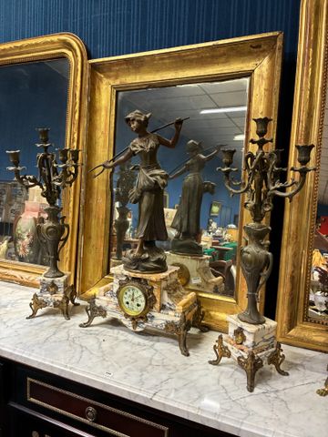 Garniture de cheminée, pendule en marbre et pieds en bronze doré 