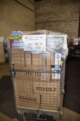 un chariot sur lequel sont empilées plusieurs caisses