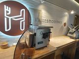 une photo d'un café avec une machine à café posée sur le comptoir