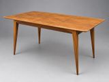 une table en bois avec deux pieds et un plateau en bois