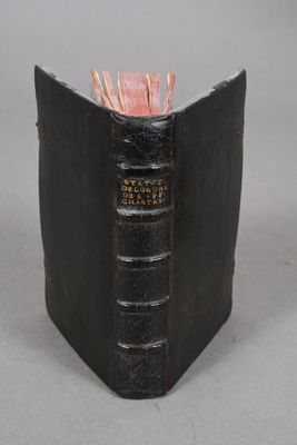 un livre noir ouvert sur une table