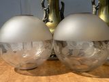 deux vases en verre posés sur une table, avec un miroir en arrière-plan