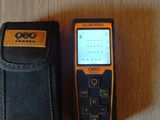 un appareil orange et noir posé sur une table en bois