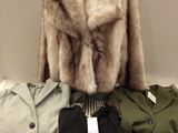un manteau de fourrure sur un mannequin et un pantalon