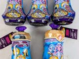 cinq paquets de jouets en vente sur une table
