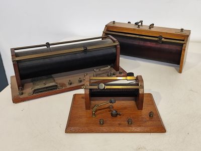 trois types d'instruments de musique posés sur une table