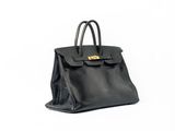 un sac à main en cuir noir sur fond blanc
