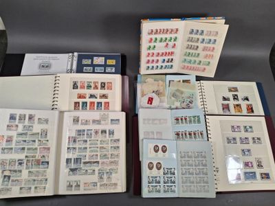 de nombreux types de timbres différents sur les pages d'un livre