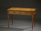 un bureau ancien à deux tiroirs, doté de poignées en laiton