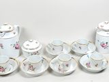 un grand nombre de tasses et de soucoupes sur une table