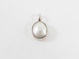 un pendentif en perle blanche sur fond blanc