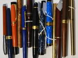 beaucoup de stylos alignés sur une table