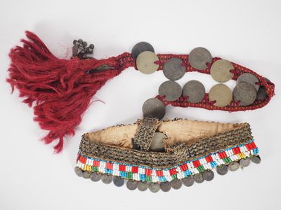 Bijoux de tête oriental orné de perles et de pièces. - Photo 1