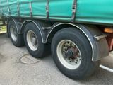 un camion vert garé sur le bord de la route