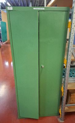 une armoire verte au milieu d'un magasin