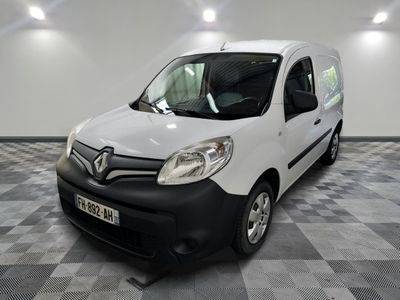 la camionnette blanche est garée dans une grande pièce au sol en damier