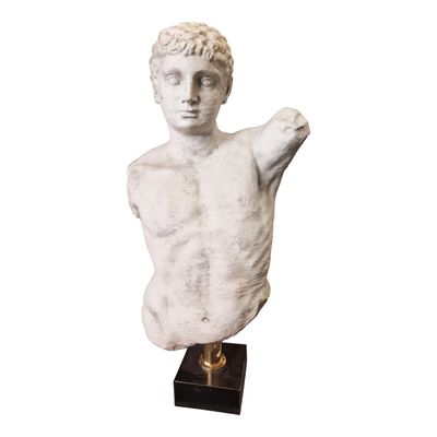 une image représentant la statue d'un homme, le bras levé