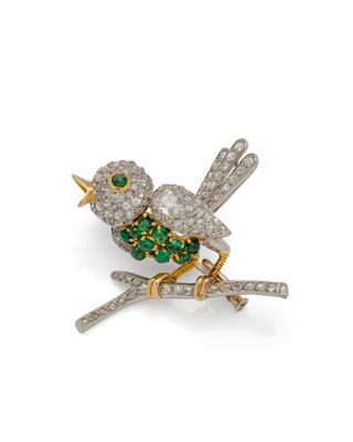 une broche en forme d'oiseau, sertie de diamants et d'émeraudes