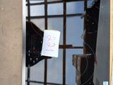 une photo d'une plaque de cuisson en verre sur laquelle est collé un autocollant
