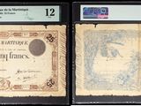 Deux anciens billets de banque sont exposés dans une vitrine
