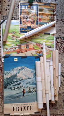 une photo montrant un tas d'objets posés par terre