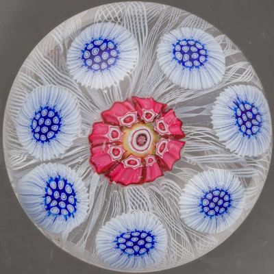 Saint-Mandé. Presse-papiers à fond de torsades blanches fili… - Photo 1