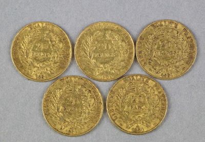 quatre souverains d'or, dont l'un est orné d'une couronne