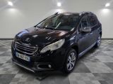 la petite voiture noire est garée dans une grande pièce